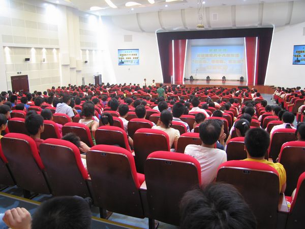 慶祝建黨八十八周年“應(yīng)危機(jī)、講奉獻(xiàn)、求發(fā)展”演講比賽